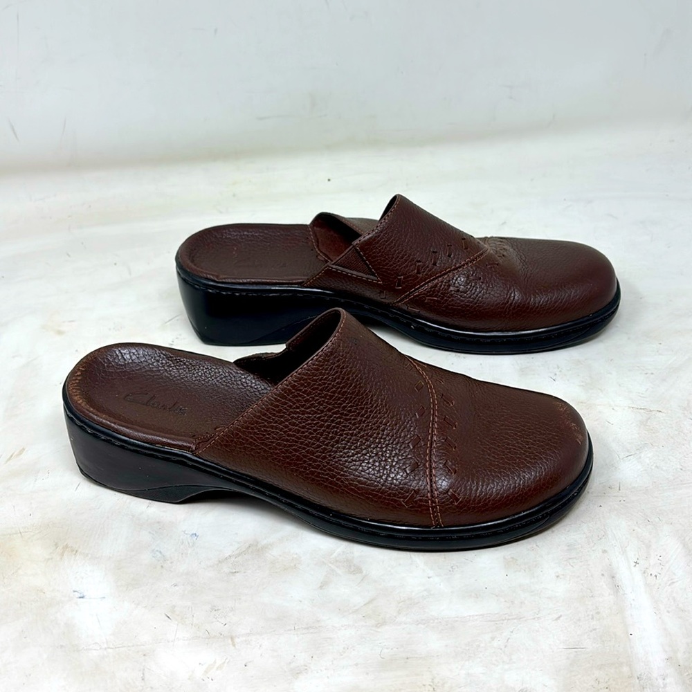Clarks Women’s Clog, Brown Pebbled Leather Slip on, Size 8